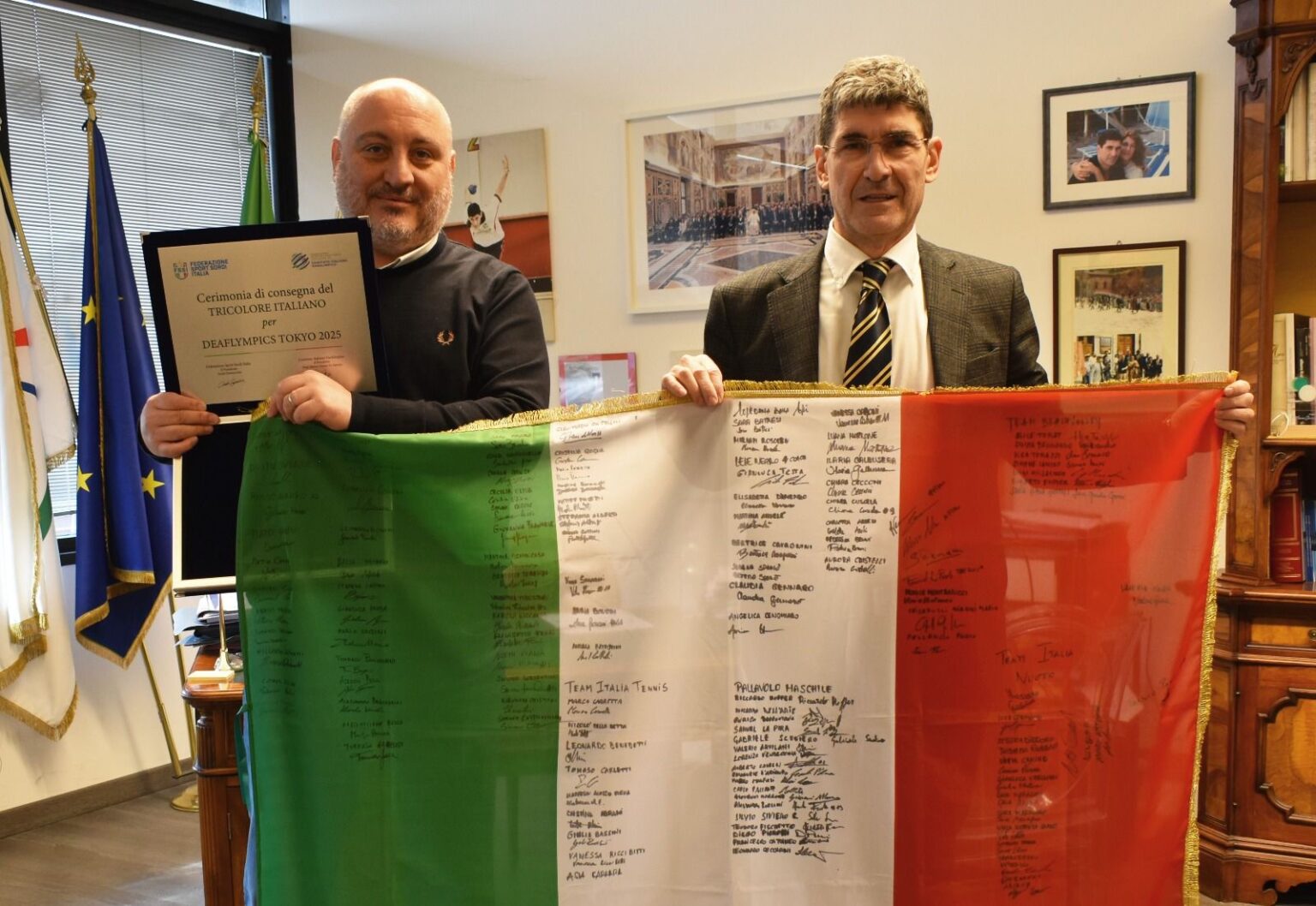 Il Tricolore torna a casa: Fabio Gelsomini riconsegna la bandiera al Presidente De Sanctis dopo le Deaflympics di Tokyo 2025